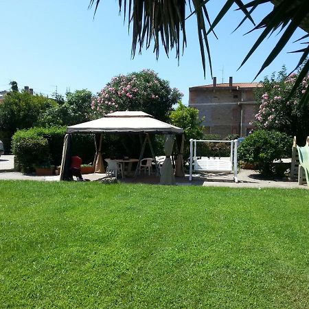 Garden Basement - Seminterrato Max 4 Ospiti - Fiumicino Vicino Aeroporto E Fiera Apartment Luaran gambar